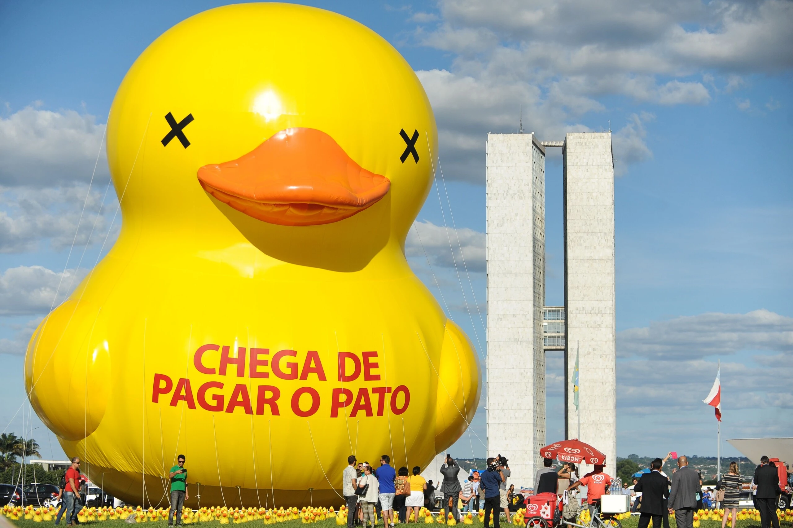 The Federation of Industries of the State of Sao Paulo (FIESP) protest with a giant duck against taxes with a giant duck with an inscription that reads "Enough of taking the blame" at the Esplanada dos Ministérios in Brasilia on March 29, 2016. AFP PHOTO/ANDRESSA ANHOLETE / AFP / Andressa Anholete (Photo credit should read ANDRESSA ANHOLETE/AFP/Getty Images)