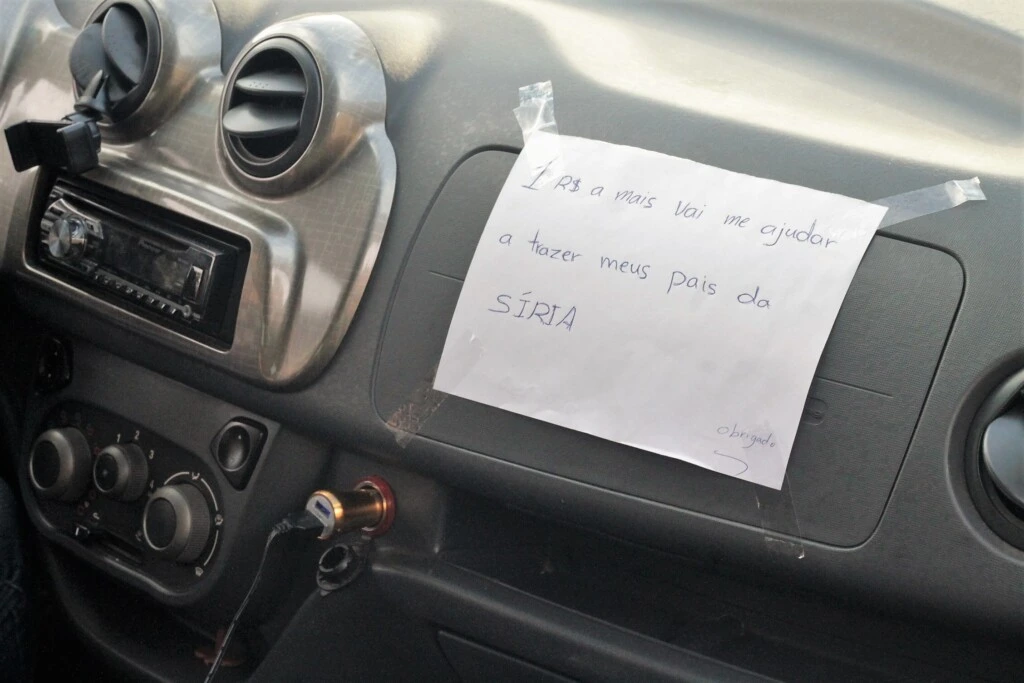 Placa exibida no carro de Houssam Nour.