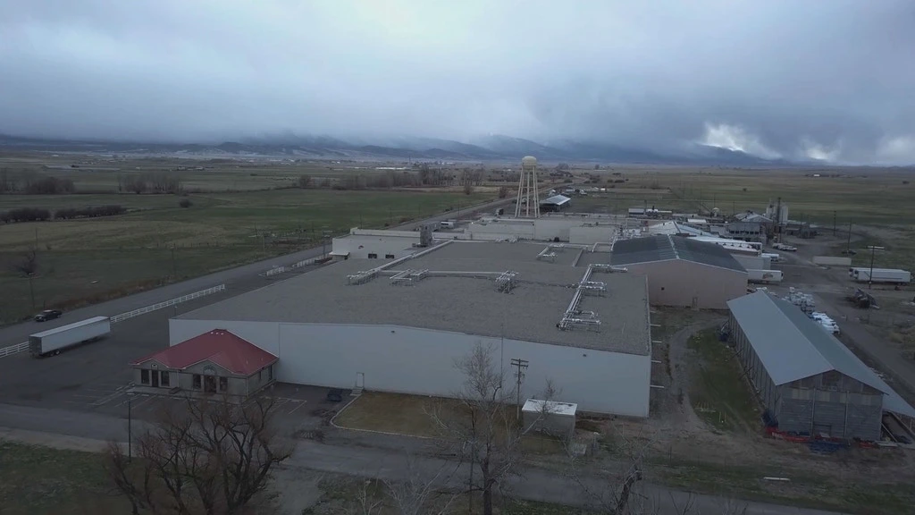 Uma nevasca se aproxima da fábrica de processamento de perus em Moroni, Utah.