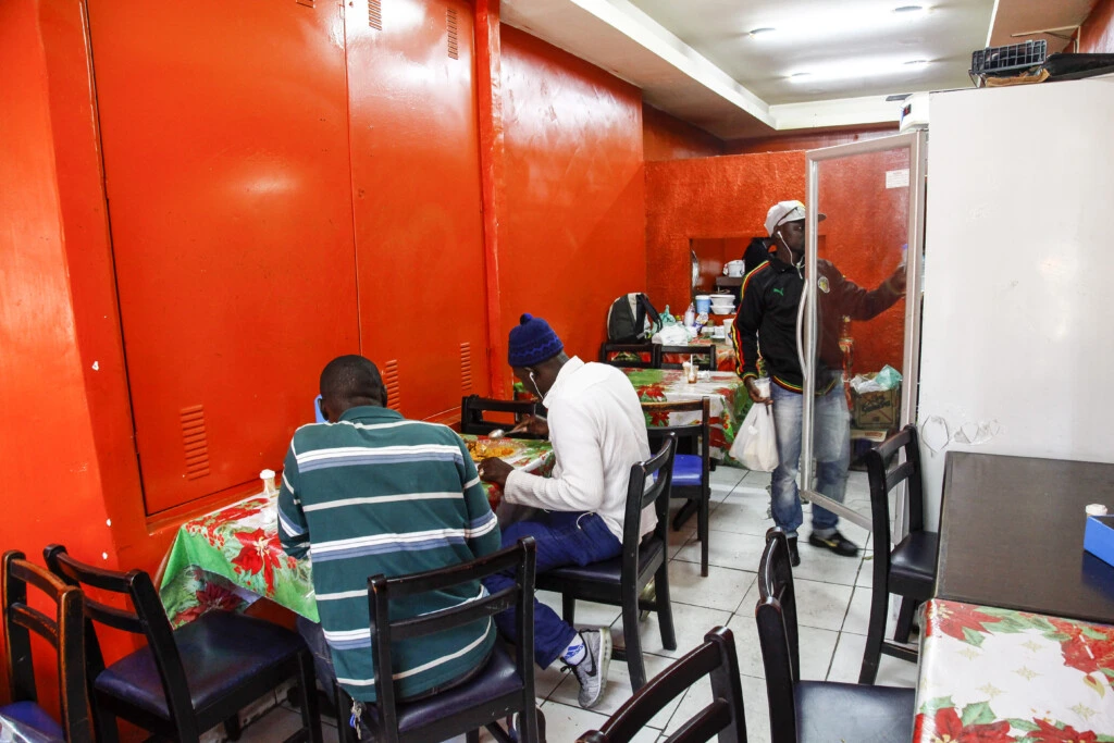 O restaurante senegalês Lalingé, no movimentado centro de São Paulo, atrai imigrantes de todo o continente africano.