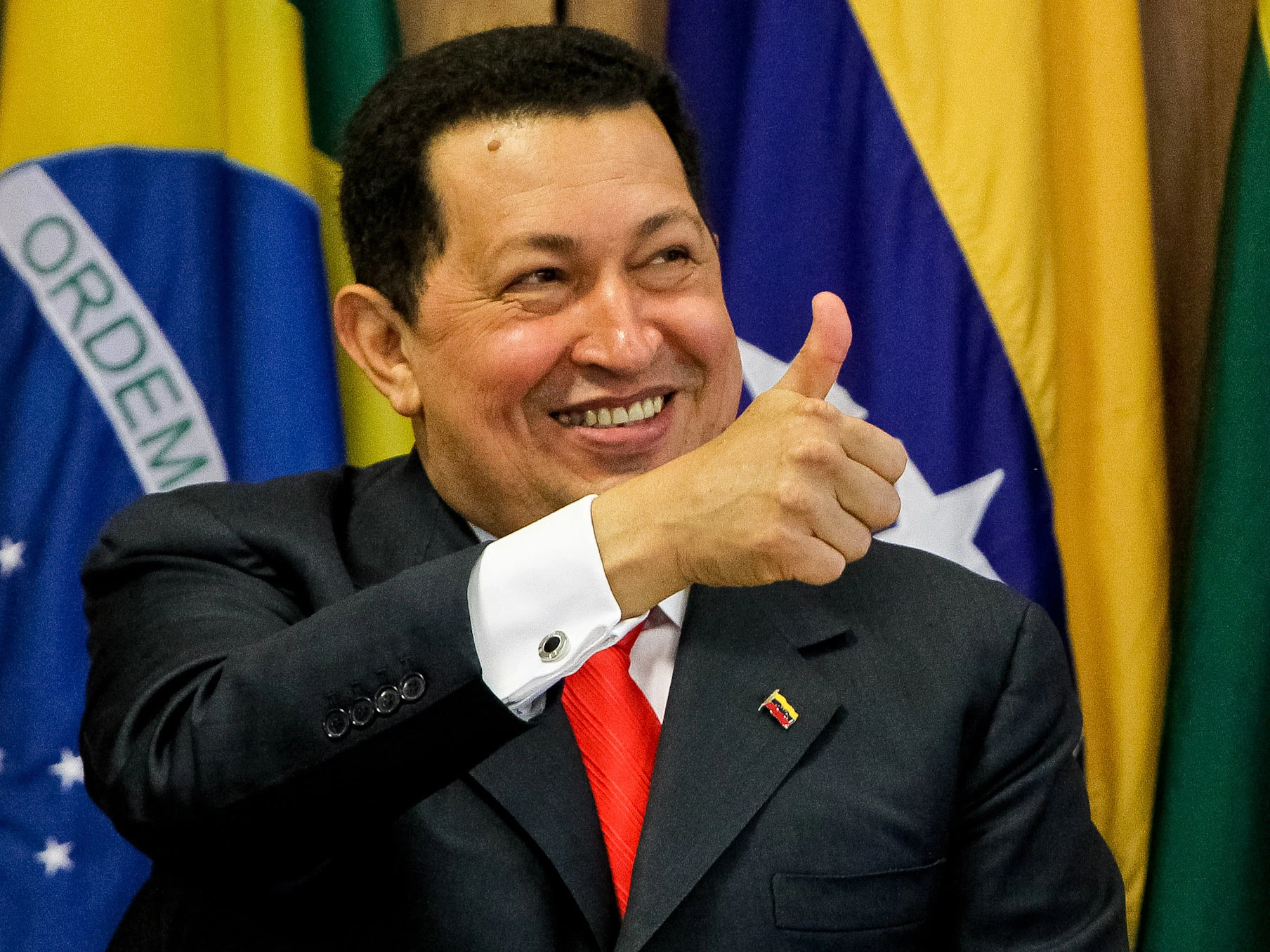 Em 2011, Chávez acena durante reunião com a então presidenta Dilma Rousseff. Foto: Roberto Stuckert Filho/PR.