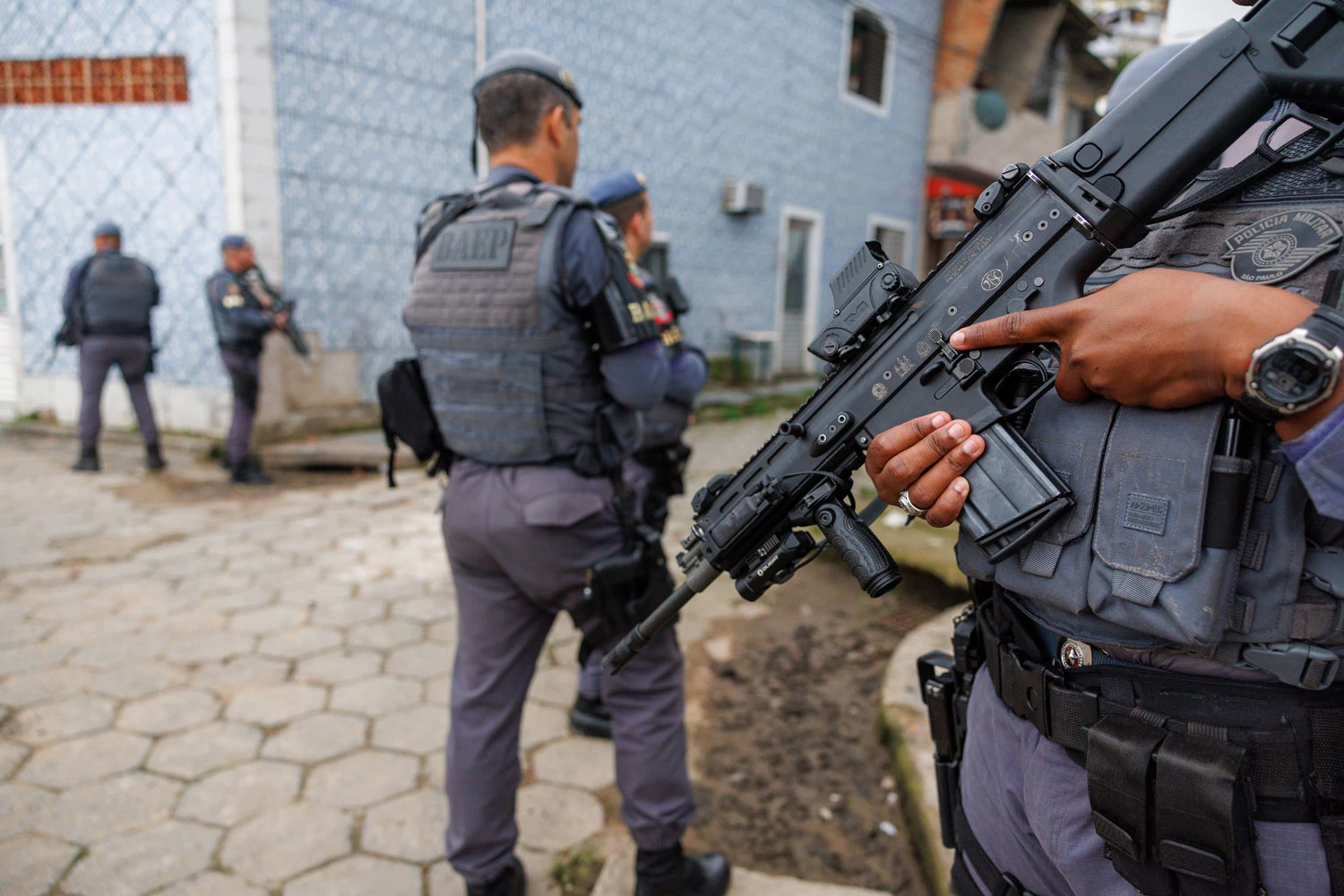 GUARUJÁ, SP, 31.07.2023 - POLÍCIA-SP: Movimentação de PM's do BAEP Batalhão de Ações Especiais de Polícia) na Vila Baiana, no Guarujá, litoral paulista, onde suspeito de participar do assassinato de policial da Rota foi morto. (Foto: Danilo Verpa/Folhapress)