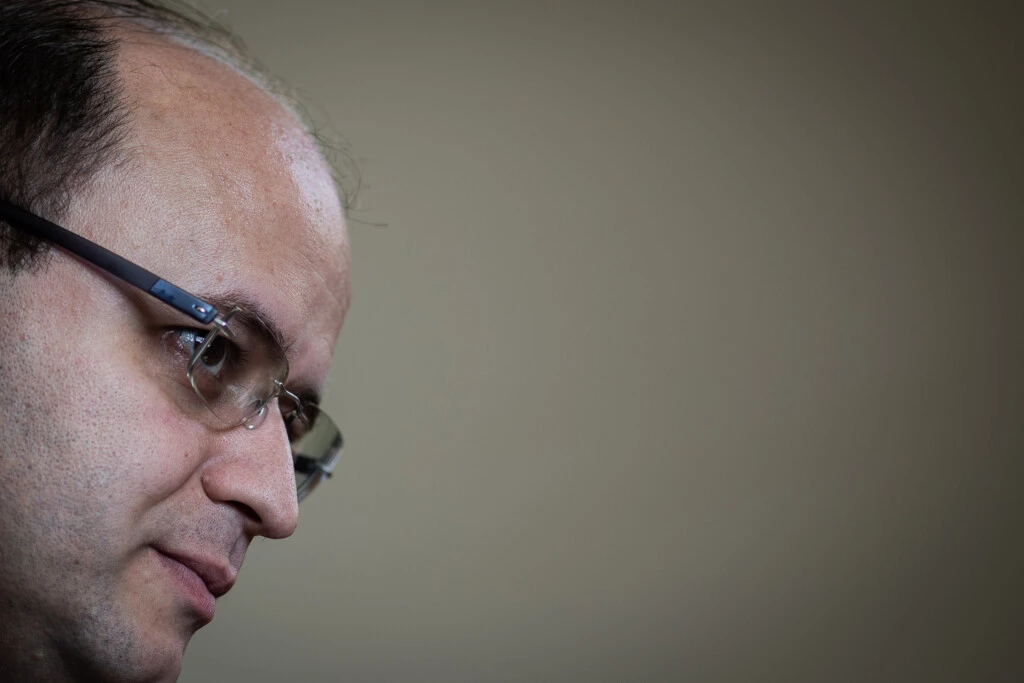 SÃO PAULO, SP, BRASIL, 14.01.2019 - Retrato do novo secretário de Educação de São Paulo, Rossieli Soares da Silva. Nascido em Santiago (RS) em 1978, foi ministro da Educação em 2018 (governo Temer) e secretário de Educação do Amazonas (2012-16). Advogado, tem mestrado em gestão e avaliação educacional pela Universidade Federal de Juiz de Fora e assumiu a secretaria estadual da Educação em São Paulo em 2019. (Foto: Eduardo Anizelli/Folhapress)