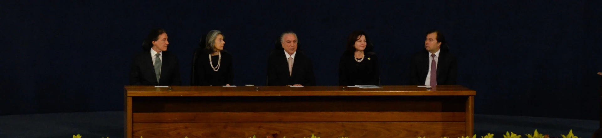 BRASÍLIA, DF - 18.09.2017: POSSE DE RAQUEL DODGE - Eunicio Oliveira, presidente do Senado Federal, Carmén Lucia, presidente do STF, Michel Temer, presidente da república, a nova Procuradora Geral da República, Raquel Dodge, e o presidente da câmara dos deputados, Rodrigo Maia, durante cerimônia de posse realizada no auditório da PGR, nesta segunda (18), em Brasília, DF. (Foto: Demétrius Abrahão /Fotoarena/Folhapress) ORG XMIT: 1391363 BRASÍLIA, DF - 18.09.2017: POSSE DE RAQUEL DODGE - Eunicio Oliveira, presidente do Senado Federal, Carmén Lucia, presidente do STF, Michel Temer, presidente da república, a nova Procuradora Geral da República, Raquel Dodge, e o presidente da câmara dos deputados, Rodrigo Maia, durante cerimônia de posse realizada no auditório da PGR, nesta segunda (18), em Brasília, DF. (Foto: Demétrius Abrahão /Fotoarena/Folhapress) ORG XMIT: 1391363