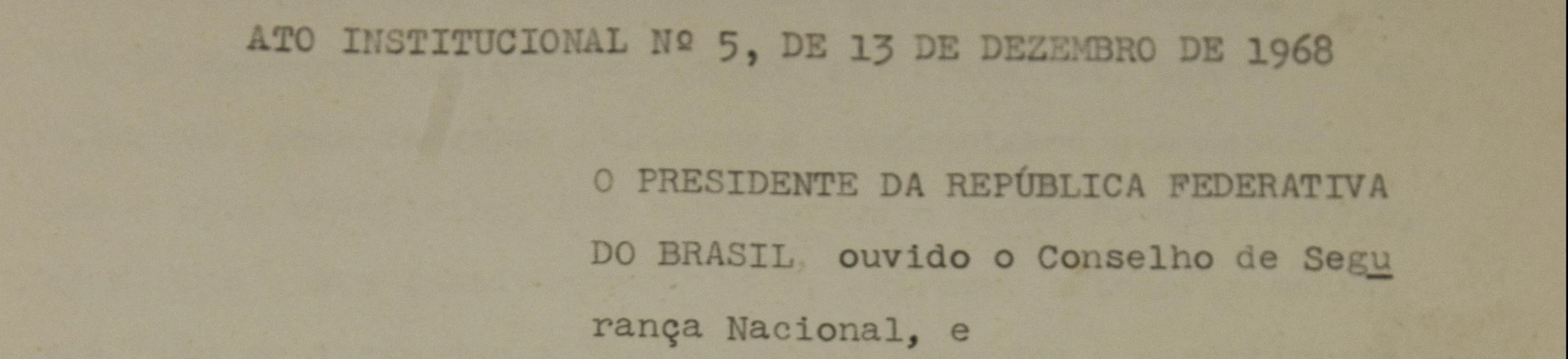 Trecho do Ato Institucional Nº 5 (AI-5), que fez parte da exposição "Registros de uma Guerra Surda", na sede do Arquivo Nacional. Trecho do Ato Institucional Nº 5 (AI-5), que fez parte da exposição "Registros de uma Guerra Surda", na sede do Arquivo Nacional.