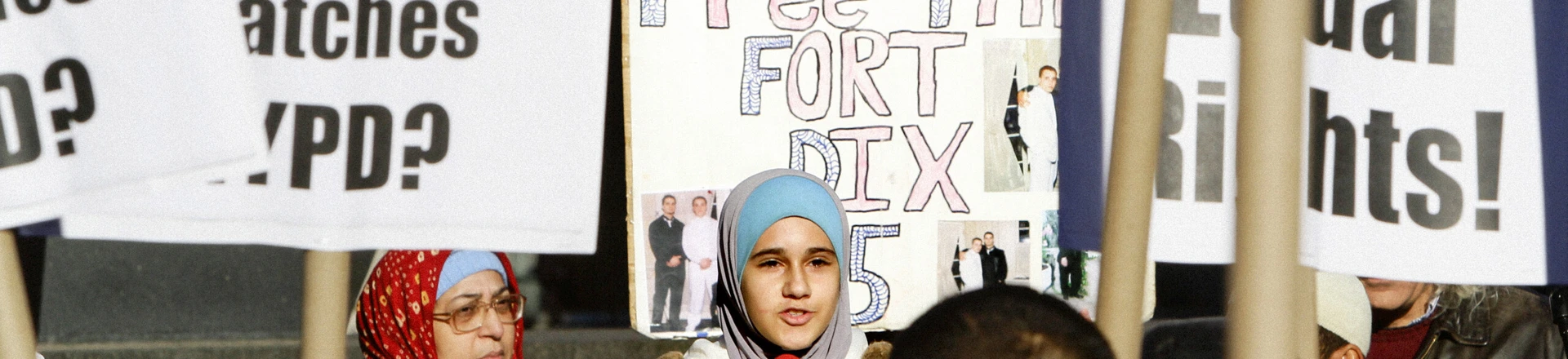 Lejla Duka, cujo pai e dois tios foram apontados como integrantes do suposto grupo terrorista Fort Dix Five, protesta contra a vigilância de comunidades muçulmanas realizada pelo Departamento de Polícia de Nova York, em 18 de novembro de 2011. Lejla Duka, cujo pai e dois tios foram apontados como integrantes do suposto grupo terrorista Fort Dix Five, protesta contra a vigilância de comunidades muçulmanas realizada pelo Departamento de Polícia de Nova York, em 18 de novembro de 2011.