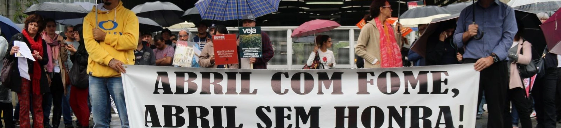 Cerca de 300 profissionais demitidos pela Abril protestaram em frente à gráfica da empresa, em 14 de setembro de 2018. Cerca de 300 profissionais demitidos pela Abril protestaram em frente à gráfica da empresa, em 14 de setembro de 2018.