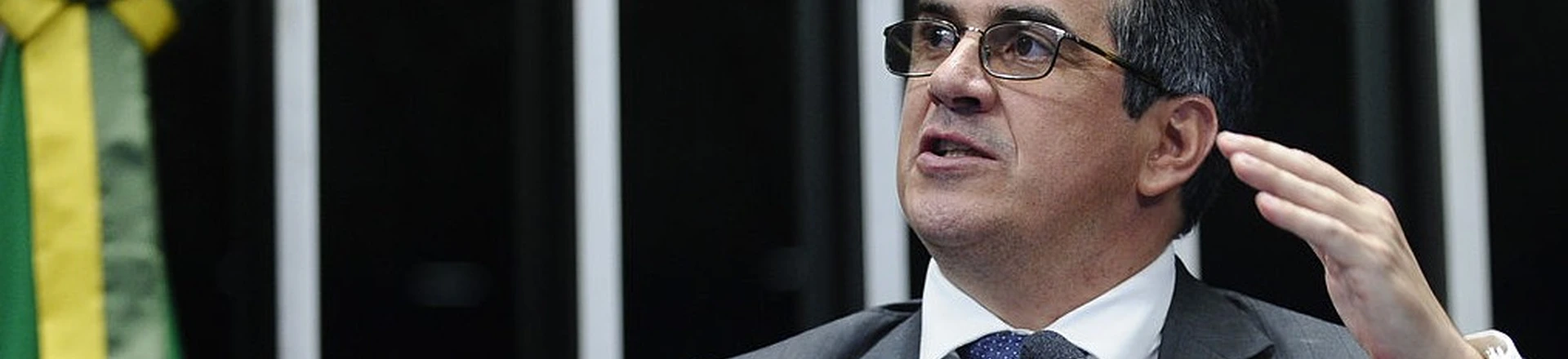 Senador Ciro Nogueira (PP-PI), autor de um projeto que prevê prisão para divulgação de fake news, discursa em plenário, em 29 de abril de 2015. Senador Ciro Nogueira (PP-PI), autor de um projeto que prevê prisão para divulgação de fake news, discursa em plenário, em 29 de abril de 2015.