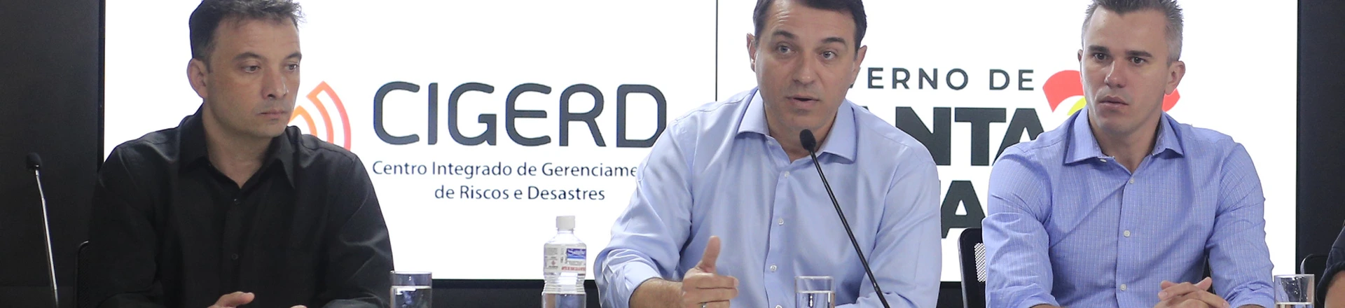 Empresa do responsável por intermediar venda fraudulenta tem contrato de R$ 21,5 milhões no Pará e negócios em Goiás e Santa Catarina, do governador Carlos Moisés, ao centro. Com a crise, os dois secretários ao lado de Moisés caíram. Empresa do responsável por intermediar venda fraudulenta tem contrato de R$ 21,5 milhões no Pará e negócios em Goiás e Santa Catarina, do governador Carlos Moisés, ao centro. Com a crise, os dois secretários ao lado de Moisés caíram.