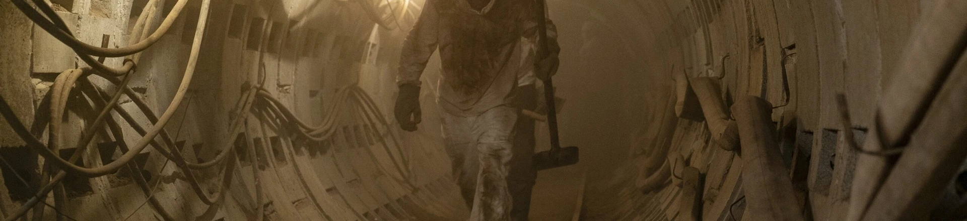 Mineiros trabalhando sob o reator nuclear danificado na minissérie “Chernobyl”, da HBO. Mineiros trabalhando sob o reator nuclear danificado na minissérie “Chernobyl”, da HBO.