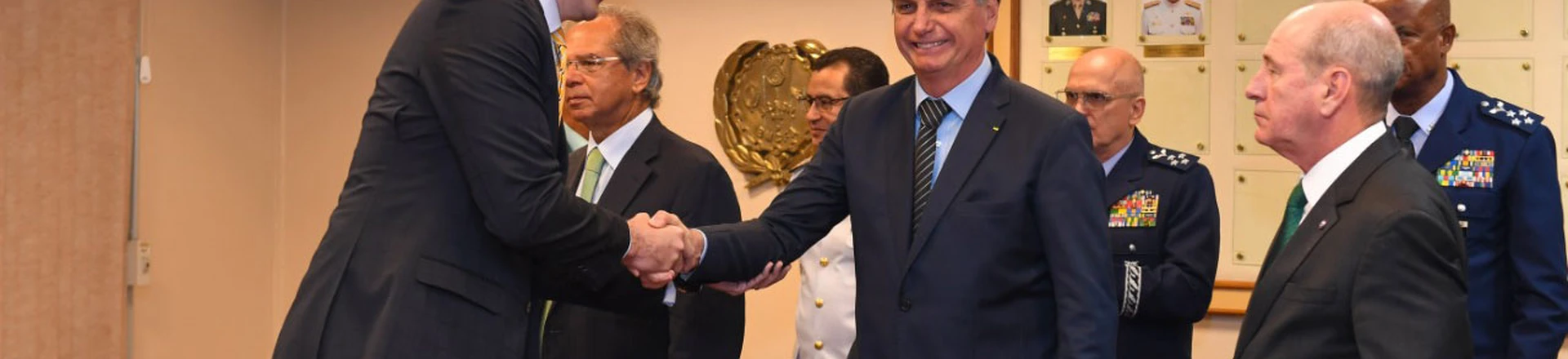 O conteúdo das reuniões do grupo de trabalho criado por Degaut com o Grupo Edge não se tornou público: o Ministério da Defesa decretou sigilo. O conteúdo das reuniões do grupo de trabalho criado por Degaut com o Grupo Edge não se tornou público: o Ministério da Defesa decretou sigilo.