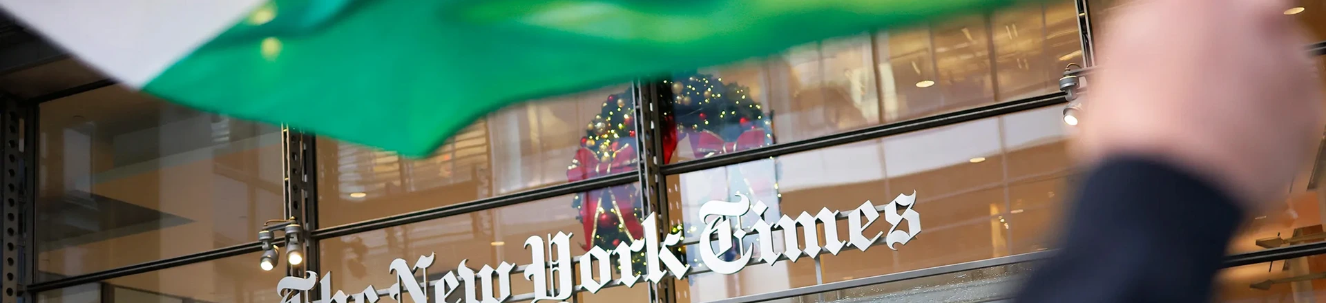 Ativistas pró-Palestina marcham em uma Greve Global por Gaza, realizada diante dos ataques de Israel, em frente à entrada do New York Times em dezembro. Ativistas pró-Palestina marcham em uma Greve Global por Gaza, realizada diante dos ataques de Israel, em frente à entrada do New York Times em dezembro.