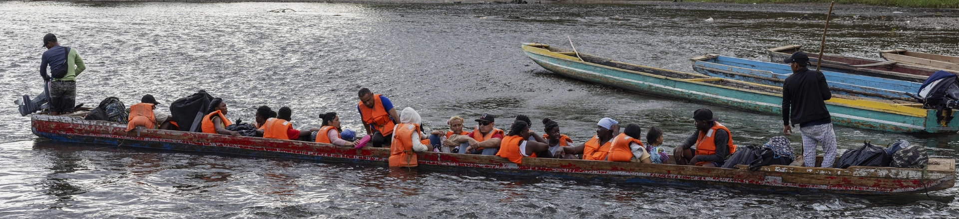 Migrantes ajudam a empurrar canoa pelo rio Turqueza. Meteti, Panamá, 31.01.2024 Migrantes ajudam a empurrar canoa pelo rio Turqueza. Meteti, Panamá, 31.01.2024