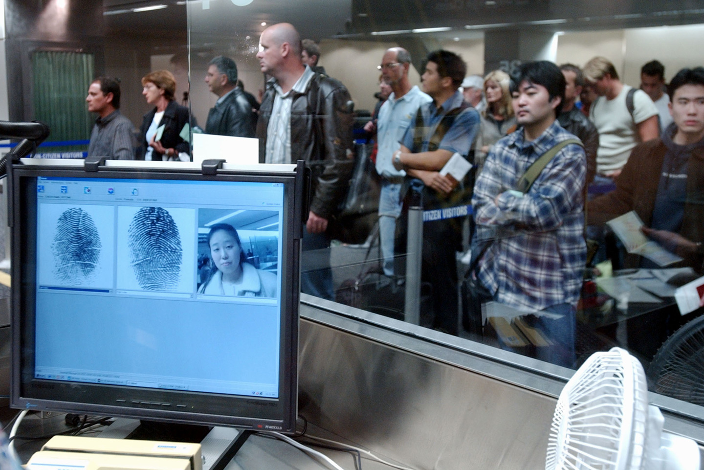 Visitantes esperam na fila para ter suas impressões digitais colhidas e serem fotografados na checagem do aeroporto internacional de São Francisco, em 5 de janeiro de 2004. Funcionários do governo começaram a utilizar o sistema U.S. -VISIT na segunda-feira como parte de um programa que visa prevenir e capturar possíveis terroristas.<br /><br /><br /><br /><br /><br /><br /><br /><br /><br /><br /><br /><br /><br /><br /><br /><br /><br /><br /><br />
Foto: Marcio Jose Sanchez/AP